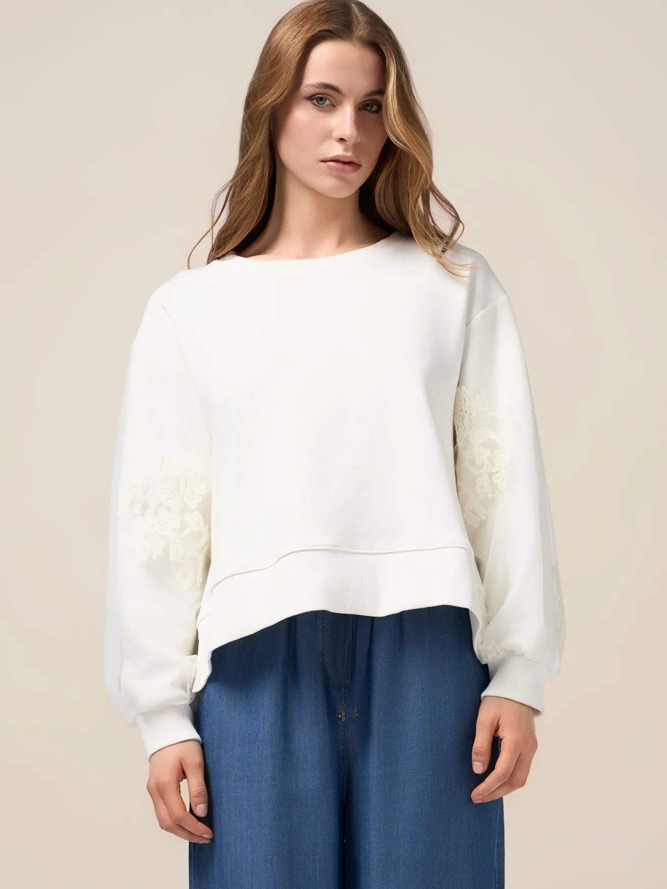 Geschlossener Pullover mit Stickereien auf den Ärmeln