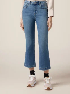 Jeans mit leichtem Schlag und Schmuckknopf