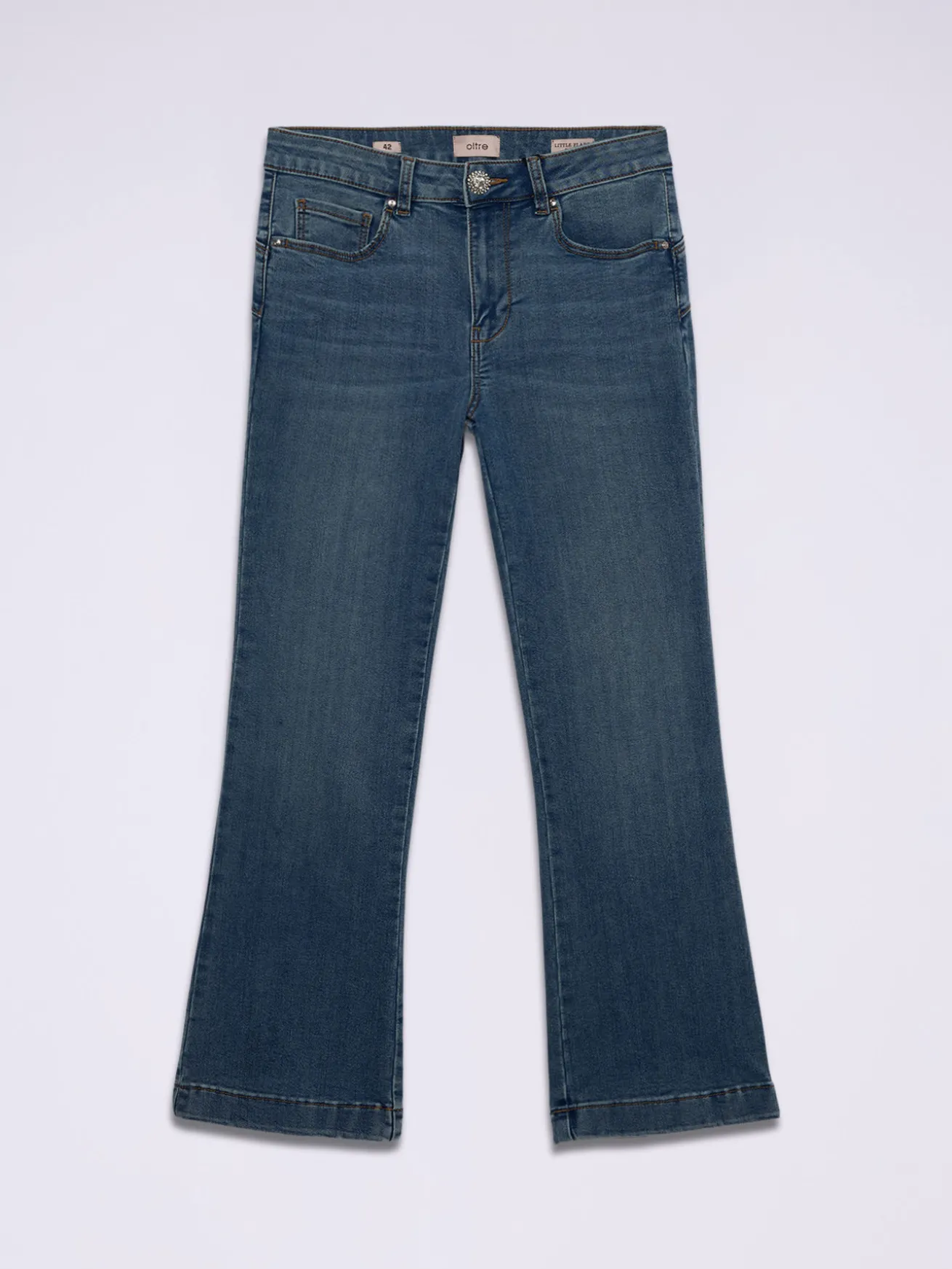 Jeans mit leichtem Schlag und Schmuckknopf