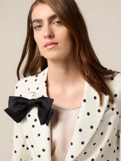 Kurzer gepunkteter Blazer mit Schleife