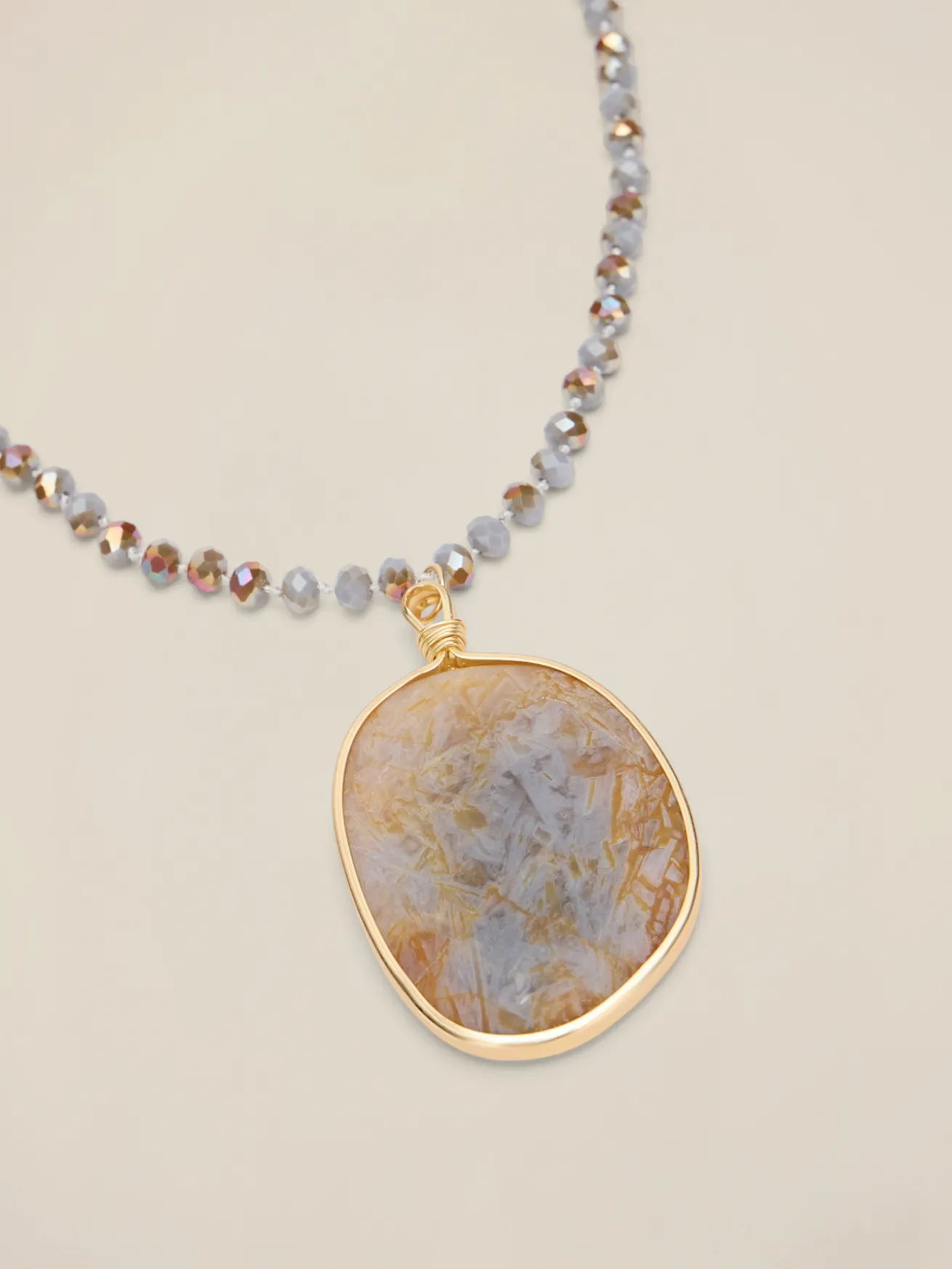 Lange Kette mit Anhänger