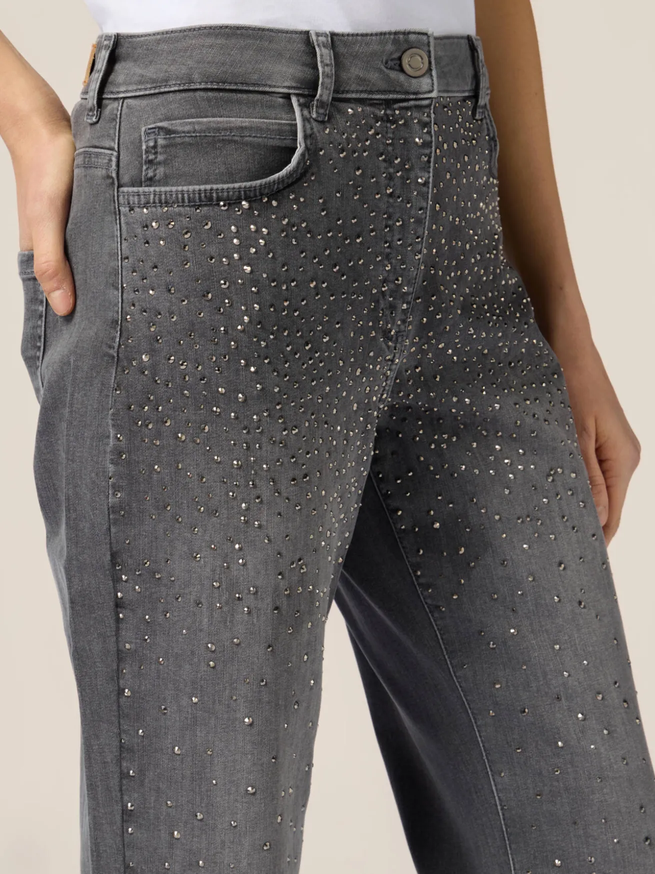 Reguläre Jeans mit Strassapplikationen