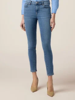 Skinny Jeans mit Schmuckknopf