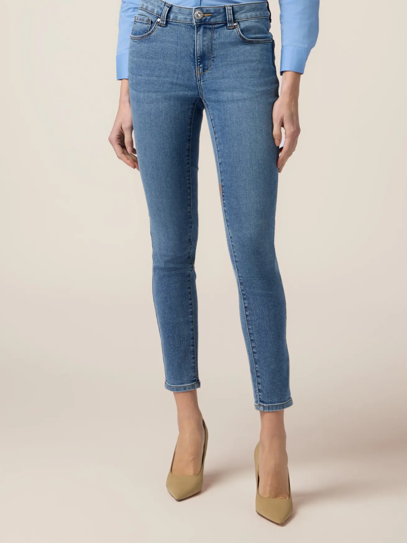 Skinny Jeans mit Schmuckknopf