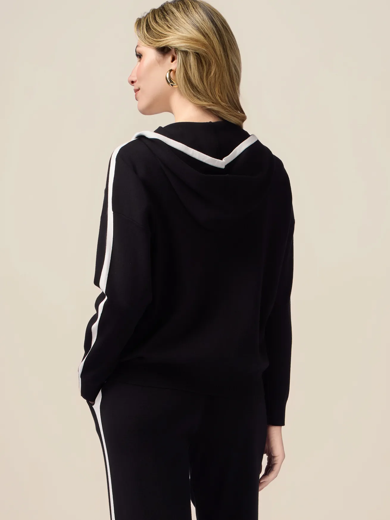 Strickpullover mit kontrastierenden Kanten